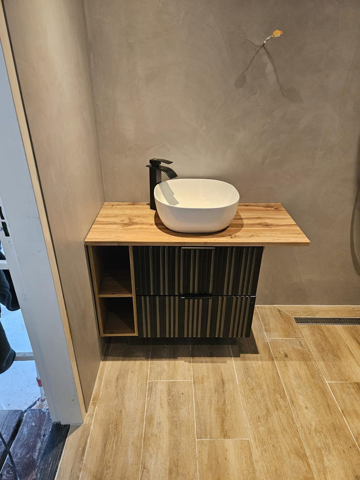 Complete badkamer met inloopdouche — badkamer detail