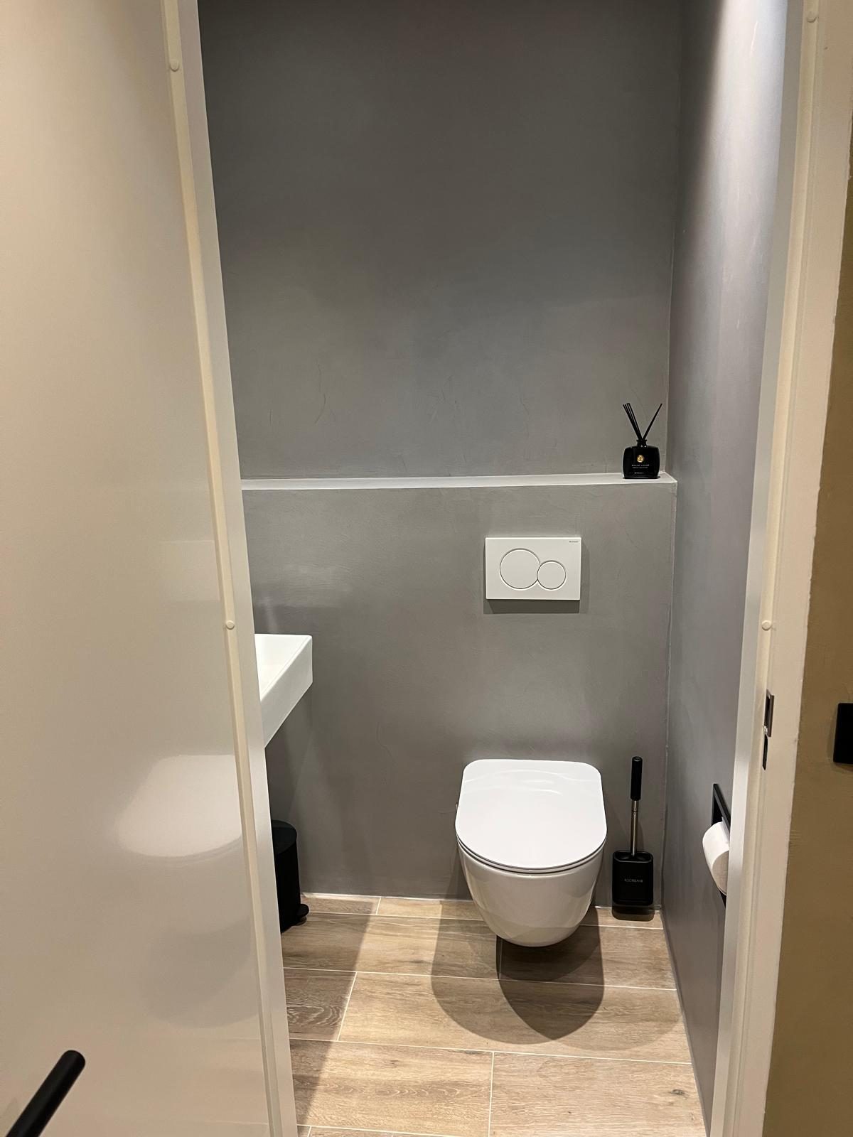 Badkamerproject Zwevend toilet in microcement in Almere Poort