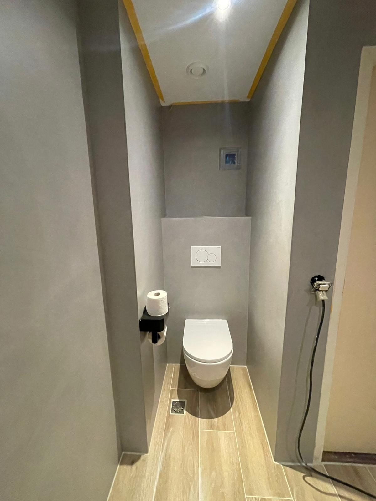 Zwevend toilet in microcement — badkamer detail